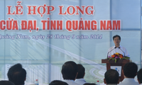 PM Nguyen Tan Dung menghadiri acara penyambungan jembatan Cua Dai