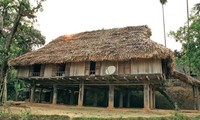 Rumah panggung yang unik dari warga etnis minoritas Muong Bi di provinsi Hoa Binh