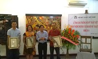 Selar para seniman muda dalam Penghargaan Asosiasi Seni Rupa Vietnam-tahun 2014