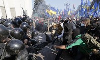 Bentrokan meledak di luar gedung Parlemen Ukraina