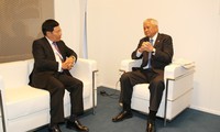 Deputi PM, Menlu Vietnam Pham Binh Minh melakukan kontak bilateral di sela-sela Konferensi ASEM-10