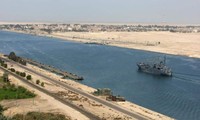 Mesir menggelarkan proyek pembuatan terusan Suez yang baru