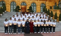Wapres Nguyen Thi Doan menerima kontingen pelajar dan mahasiswa yang berhasil merebut penghargaan Olympiade internasional