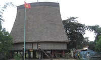 Rumah gadang dari warga etnis minoritas Bana