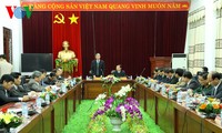 Rombongan kerja Sub-komisi Dokumen Kongres Nasional ke-12 Partai Komunis melakukan temu kerja dengan Badan Harian Komite Partai provinsi Lai Chau