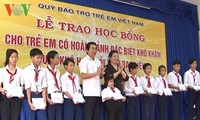 Wakil Ketua MN Tong Thi Phong melakukan kunjungan kejra di provinsi Bac Lieu