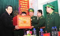 Presiden Truong Tan Sang menyampaikan ucapan selamat Hari Raya Tet kepada para warga dan prajurit di provinsi Lao Cai