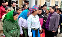 Ibu Ha Thi Khiet mengunjung dan memberikan bingkisan kepada kaum miskin di provinsi Tuyen Quang