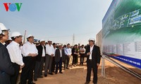 PM Nguyen Tan Dung: setuju menyerap investasi untuk mengembangkan dan memperluas produksi aluminium dan produk-produk turunnya