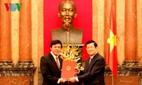 Presiden Truong Tan Sang menyampaikan keputusan memberi pangkat Dubes kepada para diplomat Vietnam