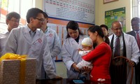 Deputi PM Vu Duc Dam menghadiri rapat umum menyambut Pekan Vaksinasi