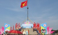 Acara pengibaran bendera “Penyatuan Tanah Air” di provinsi Quang Tri
