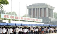 Kira-kira 100.000 orang berziarah kepada Mousolium Presiden Ho Chi Minh pada hari raya 30 April dan 1 Mei