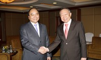 Deputi PM Nguyen Xuan Phuc melakukan kunjungan resmi di Singapura
