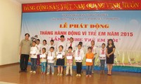 Memberikan kira-kira 3 miliar dong Vietnam uang bantuan untuk anak-anak miskin