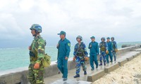 Rombongan kerja Departemen Komunikasi dan Pendidikan KS PKV mengunjung tentara dan rakyat di pulau Sinh Ton