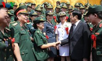 Presiden Truong Tan Sang menerima para wanita tentara yang tipikal  maju