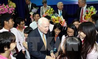 Delegasi Senator Amerika Serikat melakukan temu pergaulan dengan para mahasiswa kota Ho Chi Minh