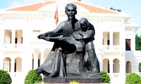 Mengantar Patung Presiden Ho Chi Minh ke Wisma Anak-Anak kota Ho Chi Minh