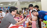 Dana Pencengahan dan Penanggulangan Kanker Vietnam memberikan bingkisan kepada anak-anak sehubungan dengan Hari Anak-Anak Internasional