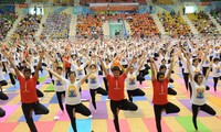 Penyambutan Hari Yoga Internasional (21 Juni) di kota Hanoi