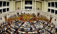 Parlemen Yunani mengesahkan paket reformasi untuk memperoleh dana talangan