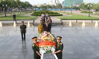 Meletakkan bunga untuk mengenangkan para martir di Patung Monumen Peringatan tentara relawan Vietnam di Phnom Penh, Kamboja