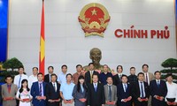 Deputi PM Vu Van Ninh melakukan pertemuan dengan 100 wirausaha muda yang terkemuka dalam menegakkan usaha tahun 2015