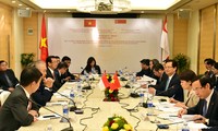 PM Nguyen Tan Dung tiba di Singapura dan melakukan pertemuan dengan komunitas orang Vietnam