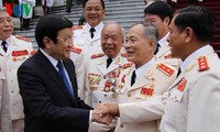 Presiden Truong Tan Sang menerima para komandan dan perwira pasukan Keamanan Publik Rakyat berbagai periode