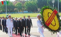 Para pemimpin Partai dan Negara Vietnam berziarah kepada Mousolium Presiden Ho Chi Minh dan mengenangkan para martir