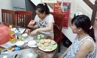 Para ibu rumah tangga dengan gerakan membuat kue bulan purnama sendiri
