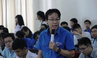 Kaum intelektual muda memberikan sumbangan pendapat kepada Rancangan Dokumen Kongres Nasional ke-12 Partai Komunis Vietnam