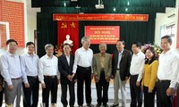 Kepala Departemen Organisasi KS PKV, To Huy Rua melakukan kontak dengan para pemilih kota Bac Ninh