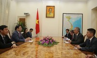 Deputi PM Vietnam, Hoang Trung Hai menerima Mantan PM Inggeris, Tony Blair
