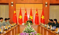 Menteri Pertahanan Phung Quang Thanh menerima delegasi Sekolah Tinggi Pertahanan dari Tentara Pembebasan Rakyat Tiongkok