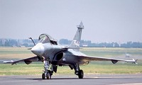 Perancis melakukan serangan udara berskala besar terhadap pangkalan IS di Suriah