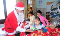 "Hari Natal Merah" membawa suasana Natal kepada anak-anak pasien
