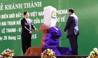 PM Nguyen Tan Dung dan PM Hun Sen meresmikan tonggak perbatasan Vietnam – Kamboja