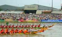 Pesta lomba perahu “Ngo” yang khas dari warga etnis minoritas Khmer di provinsi Soc Trang