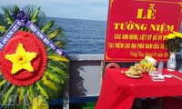 Acara mengheningkan cipta para martir yang gugur di zona landas kontinen di Vietnam Selatan