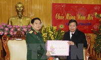 Kepala Departemen Politik Umum Tentara Rakyat Ngo Xuan Lich menyampaikan ucapan Hari Raya Tet di provinsi Ha Nam dan provinsi Hung Yen