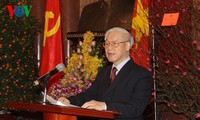 Sekjen Nguyen Phu Trong menyampaikan ucapan selamat kepada para pemimpin dan mantan pemimpin Partai dan Negara