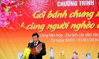 Program "Membungkus kue Chung hijau untuk bersama dengan kaum miskin menyongsong Hari Raya Tet” yang hangat