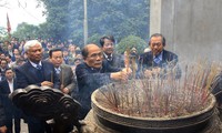 Ketua MN Nguyen Sinh Hung membakar hio mengenangkan para Raja Hung