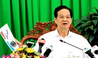 PM Nguyen Tan Dung meminta supaya jangan membiarkan warga menderita kerugian akibat kekeringan dan keasinan