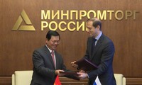 Vietnam dan Rusia menanda-tangani Protokol tentang pemberian bantuan produksi kendaraan transportasi bermotor