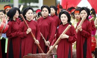 Meminta UNESCO supaya mengakui seni menyanyikan lagu “Xoan” sebagai pusaka budaya non-bendawi dari umat manusia