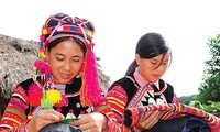 Kerajinan tradisional dari warga etnis Ha Nhi