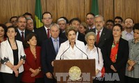Brasil: Seluruh kabinet pimpinan ibu Dilma Rousseff dibubarkan